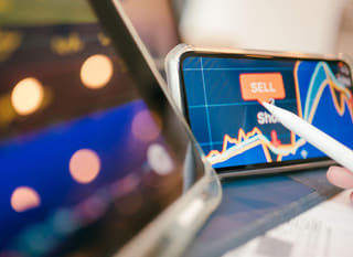 Opciones de Bitcoin, Ethereum y forex siendo analizadas por un trader multimercado