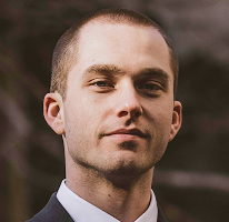 Retrato de Thomas Whitfield, analista especializado en trading del mercado cripto